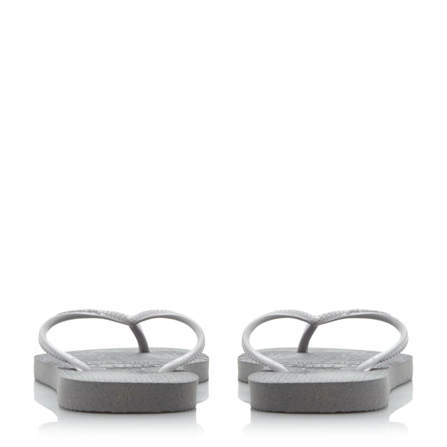 This fetching metallic detail flip flop is perfect for beside the pool. It comes with brand logo detail and toe post strap. Take it on holiday to team with your swimwear or casual separates.