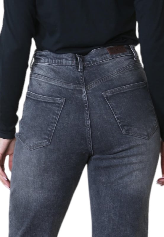 MYT Damen High Waisted Jeans mit weitem Bein sind aus hochwertigem Denim-Stoff gefertigt. Sie sitzt hoch und bequem auf der Taille mit einer dramatischen A-Linien-Bein-Silhouette, die sich nahtlos an Ihre Hüften anschmiegt.- -. Das Five-Pocket-Design sowie der Knopf- und Reißverschluss sorgen für klassische Akzente. Ein Markenetikett auf der Rückseite sorgt für ein charakteristisches Finish.- -. Der Stoff ist mit 2 % Elastan gemischt, was für leichte Bewegungsfreiheit und Komfort sorgt.- -. Das klassische, weite Bein und die gerade Passform dieser Damenjeans machen sie unglaublich vielseitig.- -. Kombinieren Sie sie mit Ihrer Lieblingsbluse oder einem lässigen T-Shirt.