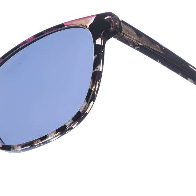 Leona sunglasses.
 Zen sunglasses with acetate frame.
 Cat eye shape.
 Acetate temples.
 100% UV Protection.
 Includes a neutral fabric cover.
 Measures: Lens height: 47 mm
 Lens width: 53 mm.
 Bridge: 15 mm.
 Temples: 146 mm.
 Composition: Acetate
 Care:
Cleaning and maintenance:
 -Clean the glasses with soap and water (neutral).
 - Do not use dirty or abrasive cloths, which may alter the characteristics of the filters.
 - Use only original accessories and spare parts.