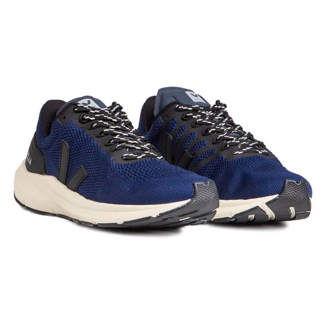 Las zapatillas de Veja son sostenibles. ético y respetuoso con el medio ambiente. La silueta vegana Marlin presenta una parte superior de tejido tejido transpirable. la legendaria firma en V grande en el lateral y forro 100% poliéster reciclado. El ligero. La suela exterior estriada de este zapato azul para correr proporciona un agarre excepcional y una zancada neutral.