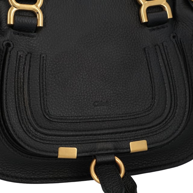 Mini Doppeltaschen aus genarbtem Kalbsleder  
Tragen: Schulter, Crossbody & Hand  

- Abnehmbarer & verstellbarer Tragegurt  
- 1 Hauptfach  
- 1 Innentasche mit Klappe  
- Leinenfutter  
Kommt mit einem Staubbeutel  

- Breite: 21 cm  
- Höhe: 16 cm  
- Tiefe: 8 cm  
- Henkelhöhe: 7 cm  
- Minimale Gurthöhe: 50 cm  
- Maximale Gurthöhe: 55 cm  

Maße: Breite: 80 mm, Länge: 210 mm, Höhe: 160 mm, Gurtlänge: 550 mm, Henkelhöhe: 70 mm  