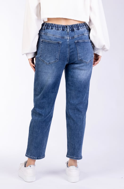 Verkürzte Highwaist-Jeans in Boyfriend-Passform mit elastischem Bund, Gürtelschlaufen und fünf Taschen. Mit Reißverschluss und  Metallknopf vorne.