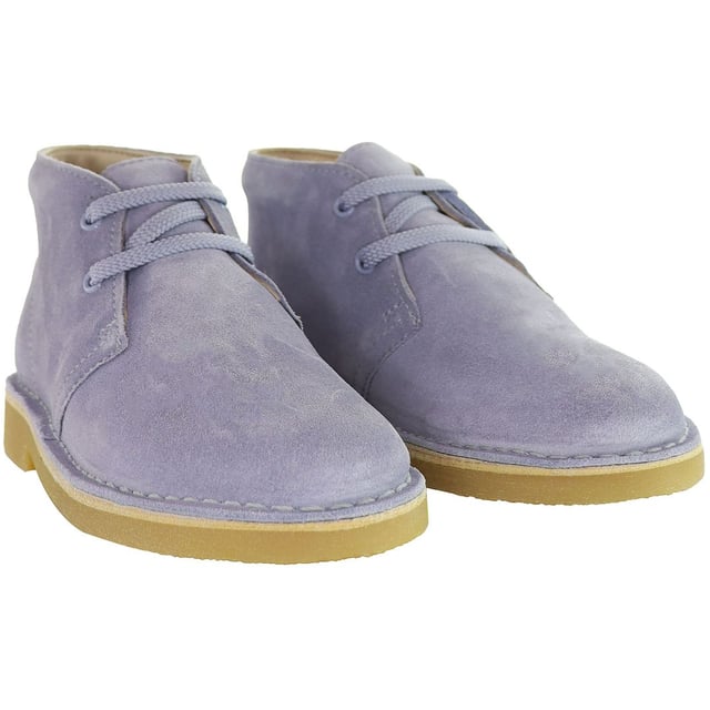 Maak kennis met de Clarks Desert Kids Blue Boots â€" een stijlvol en comfortabel schoeisel ontworpen om je kleintje vol vertrouwen te laten stappen. Gemaakt met dezelfde aandacht voor detail en kwaliteit die het merk Clarks definieert, zijn deze laarzen een perfecte mix van mode en functionaliteit voor de jongere generatie.

Belangrijkste kenmerken:

 Charmante blauwe tint:  De Desert Kids Blue Boots hebben een prachtige blauwe kleur die een speelse touch toevoegt aan de garderobe van je kind. De levendige tint is niet alleen on-trend, maar past ook gemakkelijk bij verschillende outfits, waardoor deze laarzen een veelzijdige keuze zijn voor elke gelegenheid.

 Tijdloos ontwerp woestijnlaars:   Deze kinderlaarzen zijn geïnspireerd op het iconische silhouet van de Clarks Desert Boot en hebben een tijdloos design dat trends overstijgt. De klassieke vorm en structuur zorgen voor een look die zowel stijlvol als duurzaam is, waardoor ze een betrouwbare keuze zijn voor elke jonge trendsetter.

 Duurzaam suède bovenwerk:   Deze laarzen zijn gemaakt van suède van hoge kwaliteit om de actieve levensstijl van kinderen te weerstaan. Het duurzame materiaal voegt niet alleen een vleugje luxe toe, maar zorgt er ook voor dat ze lang meegaan, waardoor ze geschikt zijn voor dagelijkse avonturen.

 Comfortabele binnenzool:   Clarks geeft prioriteit aan comfort, zelfs voor de allerkleinsten. De Desert Kids Boots hebben een dempende binnenzool die ondersteuning en comfort biedt bij elke stap. Of ze nu op de speelplaats rondrennen of naar school gaan, deze laarzen houden kleine voetjes de hele dag tevreden.

 Veilige Sluiting: De laarzen zijn voorzien van een veilige vetersluiting, voor een aanpasbare pasvorm. Deze functie zorgt ervoor dat de laarzen comfortabel aan de voeten van je kind blijven zitten, terwijl ze de flexibiliteit bieden die nodig is om actief te spelen.