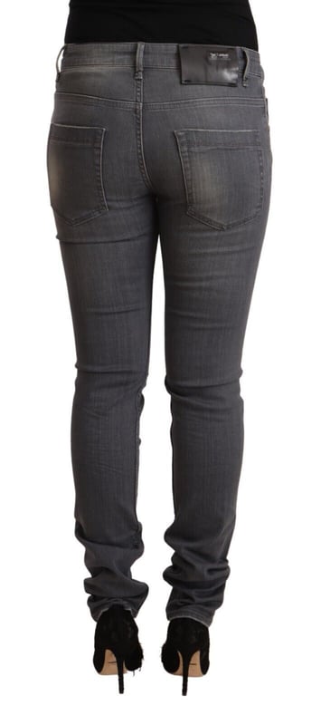 Jeans auténticos ACHT de corte slim fit y tiro bajo  
Confeccionados en 100% algodón  
Color gris oscuro lavado  
Corte slim fit  
Estilo denim skinny de tiro bajo  
Cierre con cremallera y botón  
Detalles con logo  
Material: Algodón