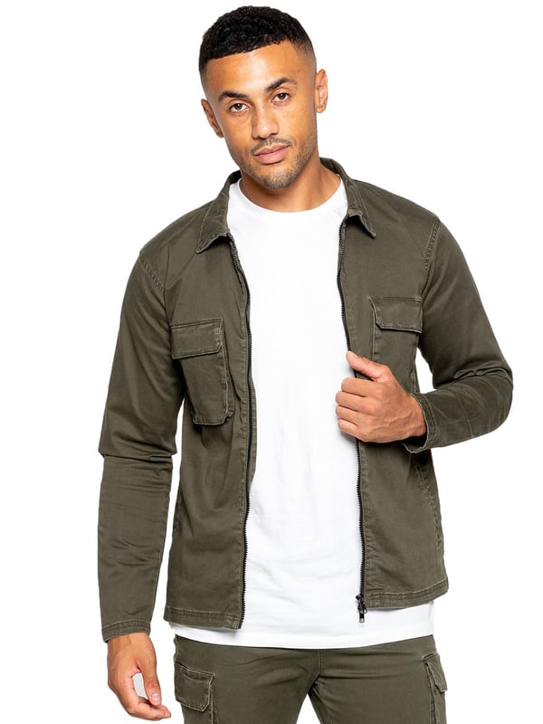 "La chaqueta sobrecamisa cargo Enzo presenta un diseño de manga larga con cremallera y cuello con cuello para una apariencia clásica. Con dos bolsillos cargo planos delanteros y dos bolsillos ribeteados laterales, tendrás amplio espacio de almacenamiento para todos tus elementos esenciales. Los adornos en las mangas y el dobladillo añaden un toque de detalle a esta prenda versátil.