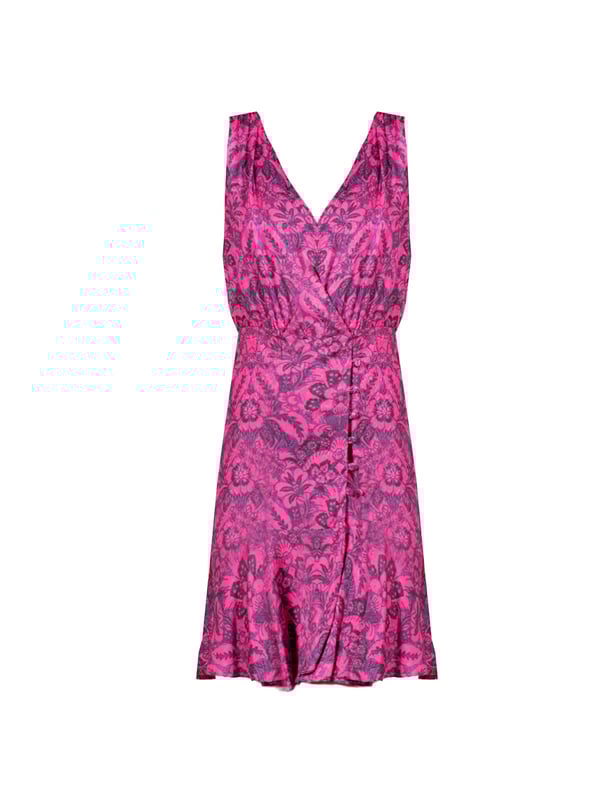 El vestido de sobre es la quintaesencia de la elegancia y feminidad, perfecto para diversas ocasiones, desde reuniones de negocios hasta cenas románticas.

Además, se cierra con botones recubiertos, que son no solo un elemento práctico, sino también decorativo, resaltando el carácter único de esta creación.

Con un delicado fruncido en los hombros, el vestido adquiere una estructura sutil, lo que le añade ligereza y una apariencia moderna, haciendo que te sientas especial y con estilo.

Hecho de tela de alta calidad, asegura comodidad al usarlo durante todo el día, así como garantiza que el vestido te servirá durante muchas temporadas, manteniendo su aspecto impecable.