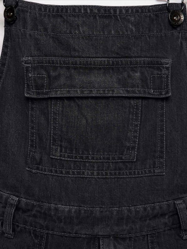 Enzo Herren Denim Overall Latzhose. Diese entspannte, regulär geschnittene Latzhose hat einen Reißverschluss, 6 Taschen, darunter eine Latztasche mit Klappe, eine verstellbare Metallschnalle an den Trägern zur Längenanpassung, Gürtelschlaufen und Knöpfe und Nieten mit Markenzeichen. Strapazierfähiges, aber weiches Denim-Gewebe, ideal für schwere Arbeit und Freizeitkleidung.