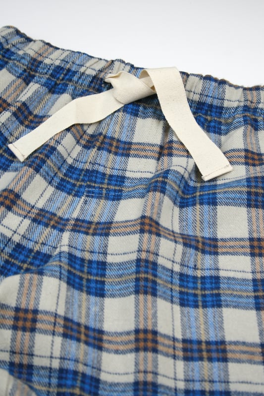 100% Cotton Traditional woven check design lounge pant pyjama trouser. Elastic waist and side pockets. Soft cosy brushed feel.
Relax in ultimate comfort with our Unisex Cotton Lounge Pants, designed for both style and ease. Made from 100% breathable cotton, these lounge pants offer a relaxed fit perfect for unwinding at home, running errands, or casual outings. The soft, cotton fabric feels gentle against the skin, while the adjustable drawstring waistband ensures a customisable fit for all-day comfort. With practical side pockets and a versatile design, these pants are perfect for both men and women.

Whether you're looking for everyday loungewear, cozy sleepwear, or a go-to pair for weekend relaxation, these unisex cotton lounge pants are a wardrobe essential.