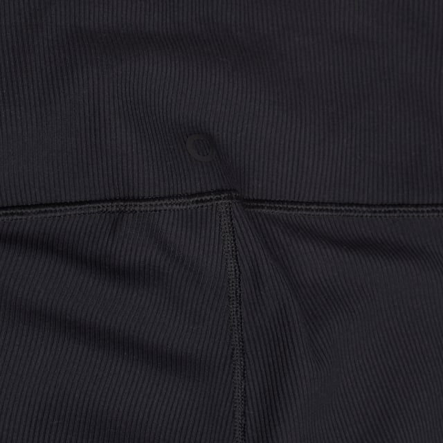 Leggins para mujer de cintura alta, diseñados para ofrecer un ajuste ceñido y cómodo, presentan una textura de canalé que añade un toque estilizado y moderno al diseño.

Confeccionados en un tejido elástico y suave, brindan libertad de movimiento, lo que los convierte en una opción ideal tanto para actividades deportivas como para el uso casual. 

La cintura ancha y alta proporciona soporte adicional en la zona abdominal, ofreciendo un ajuste seguro y favorecedor. 

Incorporan una cinta elástica interna en la cintura para asegurar un ajuste firme y personalizado. 

Estos leggins son perfectos para el gimnasio, yoga o simplemente para un día de relax, combinando comodidad y estilo.
 Composición: 87% Poliéster, 13% Elastano
 Cuidados:
- Lavar a máquina con agua fría.
- Utilizar colores similares en el lavado.
- Evitar el uso de blanqueadores.
- Secar a baja temperatura en secadora.
- No planchar.
- No lavar en seco.
