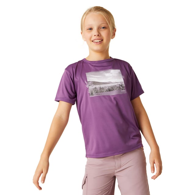 Regatta Kinderen/Kinderen Alvardo VIII Foto T-shirt (Zonsondergang Paars) 100% Polyester. Ontwerp: Grafisch drukwerk, Logo, Foto. Hals: Crew Neck. Mouwtype: Korte mouwen. Stoftechnologie: Duurzaam, Vochtafvoerend, Sneldrogend. Duurzaamheid: Gemaakt van gerecycled materiaal. Zonne-rating: UPF 40+. 7-8 jaar: 26 in. 15-16 jaar: 36 in. 13 Jaar: 32 in. 14 Jaar: 33 in. 3-4 jaar: 22,5 in. 5-6 jaar: 24 in. 11-12 jaar: 31 in. 9-10 jaar: 28 in.
