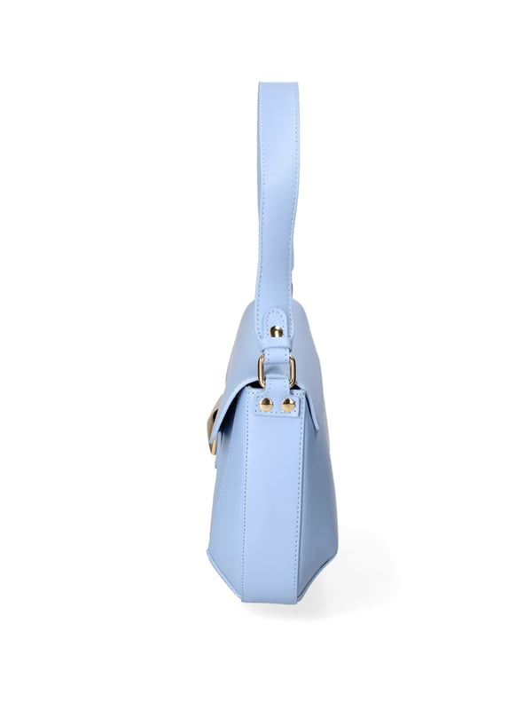Bolso bandolera para mujer. El cierre es con botón magnético. Los bolsillos internos son uno con cremallera. Los bolsillos externos están ausentes. La bandolera es ajustable y extraíble en piel. El mango es de piel. Hay un compartimento interno. El material exterior es piel auténtica arrugada. Internamente está forrado en tejido 70% algodón - 30% poliéster. Medidas: 31x19x5 cm. Hecho en Italia