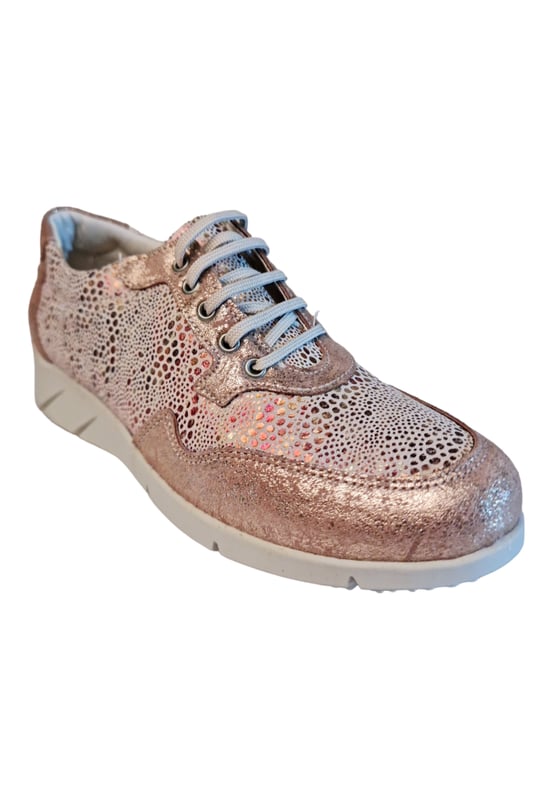Zapatilla deportiva de mujer con cierre de cordones y ajuste de lengüeta. Cuenta con una cómoda suela con memoria y una planta antideslizante.