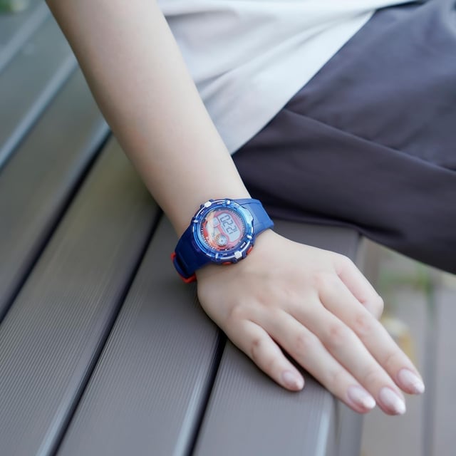 This Ice Watch Ice Digit Explorer - Spider Digital Watch for Child is the perfect timepiece to wear or to gift. It's Blue 40 mm Round case combined with the comfortable Blue Silicone watch band will ensure you enjoy this stunning timepiece without any compromise. Operated by a high quality Quartz movement and water resistant to 10 bars, your watch will keep ticking. Discover the ICE digit explolrer Spider. This Digital watch has a Calendar function: Day-Date as well as Stop Watch , Countdown , Dual Time , Alarm and Light High quality 19 cm length and 19 mm width a Blue Silicone strap with a Buckle Case diameter: 40 mm,case thickness: 16 mm, case colour: Blue and dial colour: Red