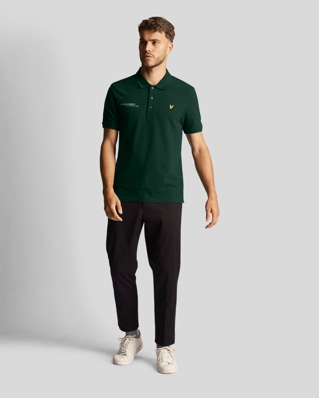Den enkla herrpolotröjan från Lyle & Scott är ett tidlöst plagg som förtjänar en plats i varje garderob. Polotröjan är ett klassiskt måste och ger en touch av diskret stil till varje look och är tillverkad av 97% bomull för en bekväm känsla.
