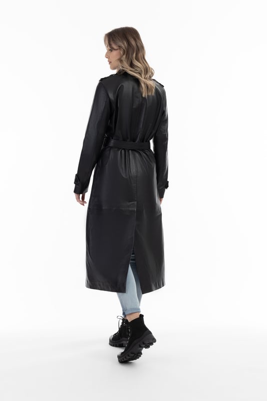 De leren jas van DreiMaster Vintage is ontworpen in trench-stijl en heeft een bijzonder elegante rock-chique uitstraling. Het lang gesneden model met tailleriem van hetzelfde materiaal is gemaakt van zacht lamsleer, waarbij de schouderbanden, omslagkraag en grote opgestikte klepzakken voor modieuze accenten zorgen.  Jas