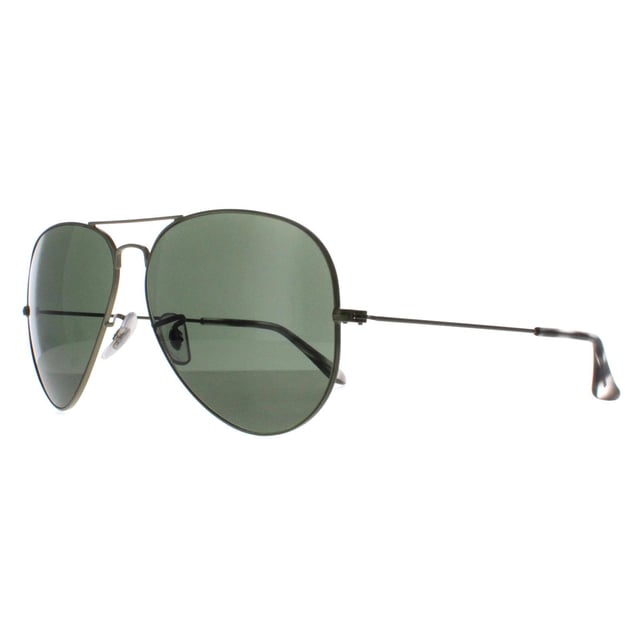 Ray-Ban Aviator Unisex Verde Transparente Mate G-15 Las gafas de sol Aviator RB3025 verdes se diseñaron originalmente en 1936 para los pilotos militares estadounidenses y desde entonces se han convertido en uno de los modelos de gafas de sol más icónicos del mundo. Este diseño atemporal se caracteriza por su fina montura de alambre metálico, grandes lentes en forma de lágrima y finas patillas metálicas que incorporan terminales y plaquetas nasales de silicona para un ajuste cómodo y personalizado. Este modelo clásico está disponible en varias tallas y colores.