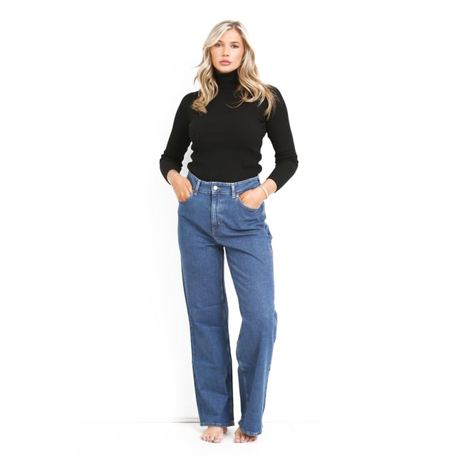 EX H&M Womens Denim Bootcut Jeans, Regular Fit, Denim Blue, High Rise Jeans Features 5 Pocket Design, Zip Fly Fastening. 98% Cotton 2% Elastane. Machine Washable.