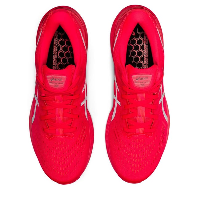Asics GEL-Kayano 28 Lite-Show Zapatillas de Correr para Hombre - Ilumina tu carrera con las Zapatillas de Correr GEL-Kayano 28 Lite Show de Asics. Estos corredores neutros se benefician de estar confeccionados con espuma FF Blast y tecnología GEL, lo que ofrece una excelente amortiguación, respuesta y absorción de impactos. La parte superior de malla técnica mejora la transpirabilidad para mantener tus pies frescos y cómodos, mientras que la suela AHARPLUS proporciona tracción duradera y la tecnología Dynamic Duomax ayuda a reducir la pronación. Las Gel Kayano 28 también cuentan con la tecnología 3D Space Construction que mejora la compresión al impacto del pie, mientras que la plantilla OrthoLite X-55 proporciona aún más comodidad directamente en la planta del pie y la tecnología TRUSSTIC ayuda a mejorar la estabilidad. La versión Lite-Show ofrece detalles reflectantes en toda la zapatilla y se completa con cierre de cordones, un collarín acolchado para el tobillo y un diseño de color audaz con la clásica marca Asics en el lateral. Parte superior sintética y textil con forro sintético y suela sintética.