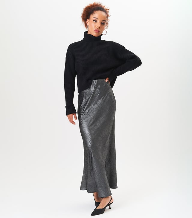 Stay cozy and stylish this season with our High Neck Chunky Knit Crop Jumper. Made with high quality materials, this jumper will keep you warm and on trend. The high neck adds a touch of fashion while the chunky knit provides both comfort and durability. Perfect for layering or wearing on its own, this jumper will be a staple in your wardrobe.MeasurementApprox. length- 60 cm