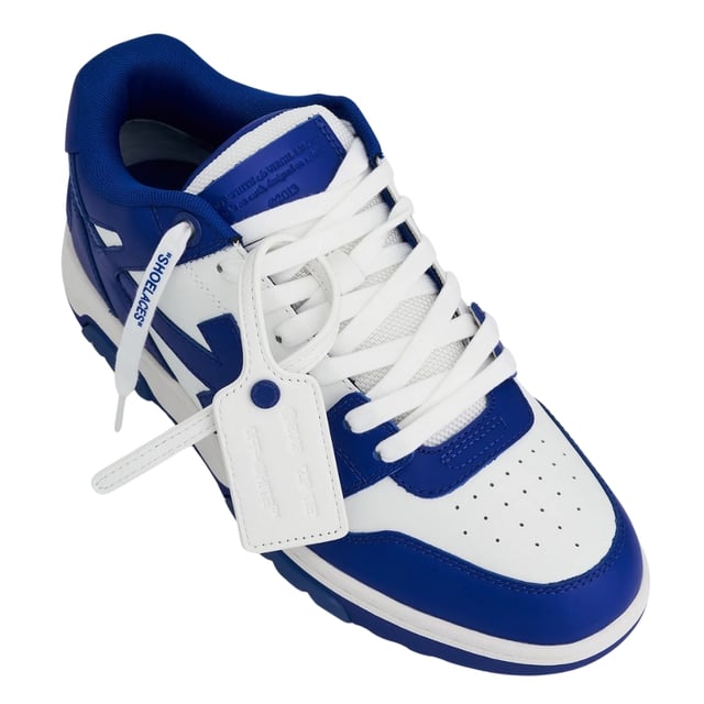 Eleve su estilo de calle con las zapatillas de cuero azul blanquecinas fuera de la oficina. Estas elegantes zapatillas cuentan con un logotipo sutil, agregando un toque de lujo a su aspecto diario. Hecho a mano de cuero de alta calidad, estos zapatos ofrecen estilo y comodidad. Perfecto para cualquier individuo de moda. Zapatilla de deporte de cuero, Fuera de encaje de estilo de oficina, etiqueta blanca blanca, 100% de cuero, logotipo azul OMIA189F23Lea0040169