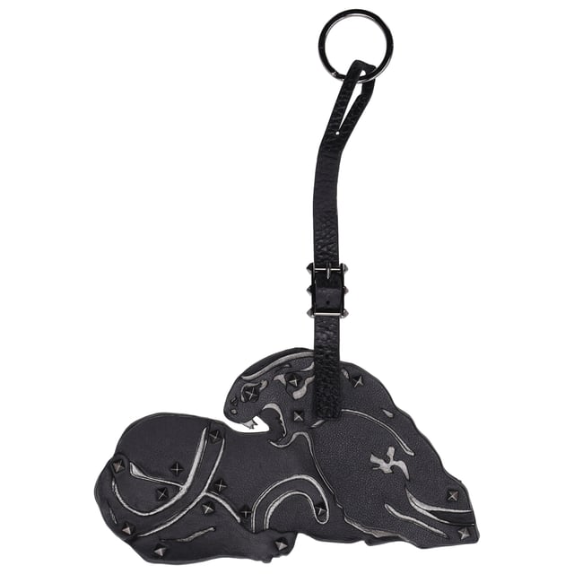 VINTAGE, RRP AS NEW
Elevate your handbag game with the Valentino Panther Bag Charm in Black Leather. This stunning bag charm features a meticulously designed panther, crafted from supple black leather. The sleek and fierce panther design adds a touch of drama and sophistication to any handbag. 

Valentino Panther Bag Charm in Black Leather
Material: Leather
Color: Black 
Size: One size
Dimensions: Width:   1mm; Length:   170mm; Height:   90mm
Condition: Very good
Sign of Wear: Light wear
SKU: 366743