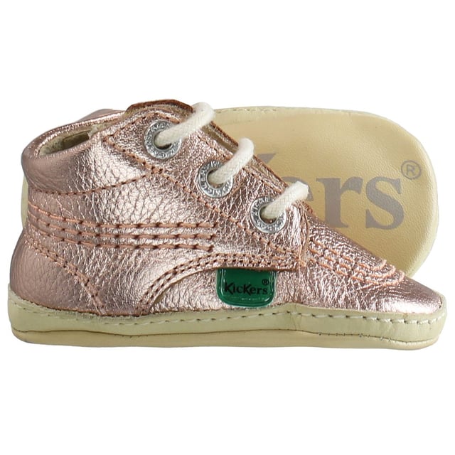 Der Kickers 1st ist ein Kinderwagenschuh aus Vollleder, der weich und schlicht, aber dennoch stilvoll und schützend ist. Der Schnürverschluss bietet eine stützende Passform, die perfekt zum Schutz der kleinen Füße bei den ersten Schritten geeignet ist. Die weiche Sohle macht ihn perfekt für drinnen und draußen. Bequeme Passform