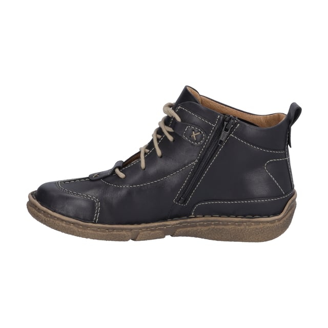 Mit dem Neele 52 in schwarz präsentiert JOSEF SEIBEL eine Stiefelette, die sich durch ihre alltagstaugliche Eleganz und Bequemlichkeit auszeichnet. Dieses Modell, speziell für Damen designt, verbindet traditionelle Werte mit modernem Komfort. Das Obermaterial aus feinstem Nappa-Rindsleder verleiht dem Schuh nicht nur eine edle Optik, sondern sorgt auch für Langlebigkeit. Die Handnaht, eine traditionelle Fertigungsart der deutschen Schuhindustrie, die heute nur noch selten anzutreffen ist, zeugt von der hohen Qualität und der liebevollen Handarbeit, die in jedem Paar steckt. Die Sohle aus TR (Thermoplastischer Kautschuk) bietet gute Rutschfestigkeit und lange Haltbarkeit, während sie gleichzeitig leichter als herkömmliche Gummisohlen ist. Dank des praktischen Reißverschlusses lässt sich der Schuh leicht an- und ausziehen, was den Tragekomfort zusätzlich erhöht. Ein weiteres Highlight ist die Möglichkeit, die Innensohle herauszunehmen und zu wechseln, was den Einsatz eines eigenen orthopädischen Fußbetts ermöglicht. So wird individueller Bequemlichkeit nichts im Wege stehen. Der Neele 52 ist Teil der Produktlinie Spirit of Nature, die für ihren charakterstarken Designansatz und die Kombination aus Style und Wohlbefinden steht. Dieses Modell eignet sich perfekt für die Freizeitgestaltung im Herbst, sei es für Spaziergänge im Freien oder für den entspannten Stadtbummel. Es verkörpert die Philosophie von JOSEF SEIBEL, dass wahre Mode zeitlos ist und setzt ein starkes Statement gegen die schnelllebige Fast Fashion. Ein Schuh, der nicht nur durch sein Äußeres, sondern auch durch seine innere Werte überzeugt.