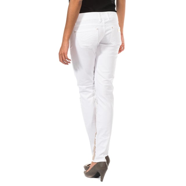 Long denim trousers. 
 White color. 
 Design with gold studs on the front. 
 Zipper closure and buttons, on the front. 
 Waist with belt loops. 
 Two open pockets, on the front. 
 Two open pockets at the back. 
 Metallic application with the name of the engraved mark, on one of the back pockets. 
 Basses with narrow cut. 
 Stitched seams.
 Composition: 97% Cotton. - 3% Elastane.
 Care:
Washing instructions:
 - Wash maximum at 40ºC.
 - Iron at medium temperature, max. 110ºC.
 - Allows you to use a dryer.
 - Do not use bleach.
 - Does not support dry cleaning.