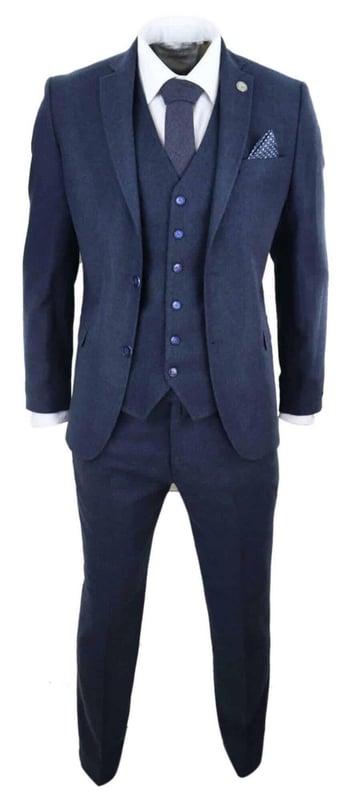 Ein blauer Anzug ist ein Grundbestandteil der Garderobe eines jeden Mannes und dieser hier ist keine Ausnahme von dieser ungeschriebenen Regel. Scharf, elegant und raffiniert – sehen Sie gut aus mit diesem hochwertigen dreiteiligen marineblauen Woll-Tweed-Anzug mit Slim-Fit-Schnitt, engerer Passform an der Brust und schmaler geschnittenen Hosen. Die Zwei-Knopf-Jacke fällt wunderschön und hat eine halbe Canvas-Konstruktion, die sich Ihrer Körperform anpasst, je mehr Sie sie tragen. Mit Taschenpaspeln aus Samt, geknöpften Manschetten und einem einzelnen Rückenschlitz verleihen dem Anzug einen klassischen Hauch von Raffinesse. Eine passende Tweedweste vervollständigt den Dreiteiler im einreihigen Daunenstil mit klassischen maßgeschneiderten Taschen und einem Rückenversteller, um sicherzustellen, dass Sie Ihre ideale Passform kreieren können. Der Anzug ist immergrün und zeitgemäß zugleich und ermöglicht es Ihnen, den ganzen Tag über gut auszusehen. Kombinieren Sie es mit einer passenden Weste, einem weißen Hemd und Schuhen für ein elegantes Finish.