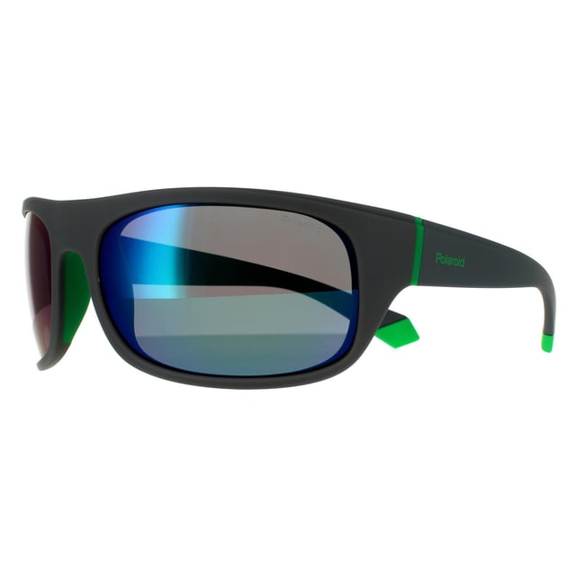 Gafas de sol Polaroid Wrap para hombre en gris verde con lentes espejados polarizados. Las Polaroid son un estilo deportivo envolvente con patas gruesas y lentes polarizados grandes para una protección ideal. La montura de plástico liviana está terminada con la marca Polaroid en las patas.