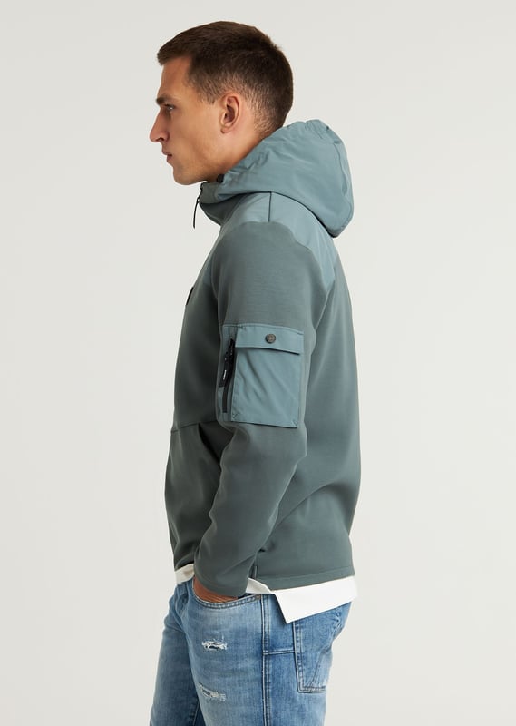 Das Lion Mix ist eine Regular Fit Sweatjacke mit Reißverschluss und gewebter Struktur. Ausgestattet mit einer Nylon-Kapuze, Seitentaschen mit Reißverschluss, einer Ärmeltasche und signature CHASIN'-Details.