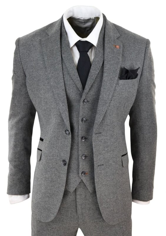 Un traje es un elemento básico clave en el guardarropa de cualquier hombre y este no es una excepción a esta regla no escrita. Elegante, elegante y sofisticado, luce perfecto con este traje de tweed de lana gris de tres piezas de primera calidad con diseño de espiga, que presenta un corte ajustado, con un ajuste más ceñido en el pecho y pantalones ajustados más estrechos. La chaqueta de dos botones tiene una caída hermosa y tiene una construcción de media lona que se adapta a la forma de tu cuerpo cuanto más la uses. Los ribetes de terciopelo en contraste en los bolsillos, los puños abotonados y una abertura trasera única le dan al traje un toque clásico de refinamiento. Un chaleco de tweed a juego completa el traje de tres piezas con un estilo de botonadura sencilla con bolsillos clásicos a medida y un ajustador trasero para garantizar que puedas crear tu ajuste ideal. El traje es atemporal y contemporáneo al mismo tiempo y te permite lucir lo mejor posible durante todo el día. Combínalo con un chaleco a juego, una camisa blanca y zapatos para un acabado elegante. - Nota: La cintura de los pantalones es 15 cm más pequeña que la talla correspondiente de la chaqueta. Por ejemplo, un abrigo de 34'' + pantalones de 28'', un abrigo de 36'' + pantalones de 30'', un abrigo de 38'' + pantalones de 32'', un abrigo de 40'' + pantalones de 34'', un abrigo de 42'' + pantalones de 36'', una chaqueta de 44'' + pantalones de 38'', una chaqueta de 46'' + pantalones de 40'', una chaqueta de 48'' + pantalones de 42'', una chaqueta de 48'' + pantalones de 44'' y una chaqueta de 52'' + pantalones de 46''.