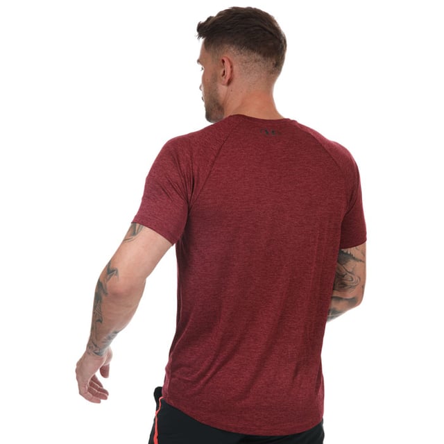 Rood Under Armour Tech 2.0-T-shirt voor heren.<br /><br />- Ronde hals.<br />- Korte mouwen.<br />- UA Tech™-stof is sneldrogend, ultrazacht en voelt natuurlijker aan.<br />- Materiaal voert zweet af en droogt heel snel.<br />- Nieuwe gestroomlijnde pasvorm en voorgevormde zoom.<br />- Klein Under Armour-logo op de linkerkant van de borst.<br />- Normale pasvorm.<br />- 100% polyester. Machinewasbaar.<br />- Ref: 1326413652