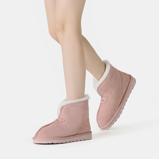 De Owl Ankle Slipper is er om je voeten gezellig en warm te houden en biedt volledige bedekking van enkel tot teen. Deze pantoffel omarmt het luxueuze comfort van Australische schapenvacht en omhult je voeten met pure weelde. Dit paar heeft een opvouwbare pluizige kraag waardoor je ze thuis als pantoffels kunt dragen of de kragen eenvoudigweg kunt opvouwen tot een paar stijlvolle enkellaarsjes. Beschrijving: Suède bovenwerk Voering van schapenvachtwol Binnenzool van schapenvachtwol EVA-zool Technologieën: Antislip EVA-buitenzool