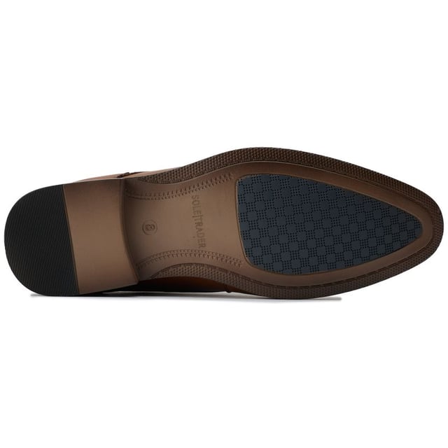 Disfrute de la sofisticación elegante con los zapatos Soletrader Hyde Derby. Estos elegantes zapatos con cordones, confeccionados exclusivamente para los gustos más exigentes, combinan la artesanía experta con el estilo moderno. La parte superior de cuero pulido garantiza una apariencia lujosa, mientras que la elegante suela proporciona una pisada firme. Ya sea que se dirija a la oficina o a una salida nocturna, cada paso de estos zapatos Soletrader hechos a mano irradia elegancia refinada.