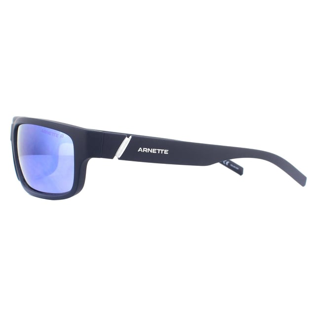 Las gafas de sol Arnette Zoro AN4271 258722 Matte Blue Dark Grey Mirror Water Polarized son perfectas para todas las actividades, con un diseño de marco envolvente que ofrece una protección adicional. El marco de acetato es súper ligero y duradero, con patillas de la marca Arnette para un reconocimiento de marca.