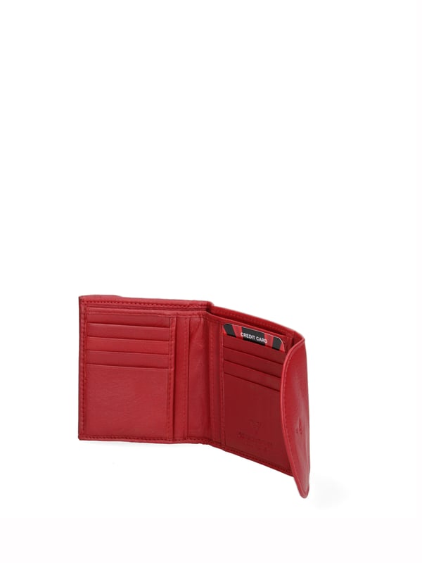 Cartera de hombre. El cierre es con botón de presión. Los bolsillos internos son tarjeteros y porta billetes. Los bolsillos externos son uno frontal con botón magnético. Falta la correa para el hombro. Falta el mango. Hay un compartimento interno. El material exterior es 100% Piel Auténtica. Internamente está forrado en piel auténtica. Medidas: 10x9x2,5 cm. Producto de moda