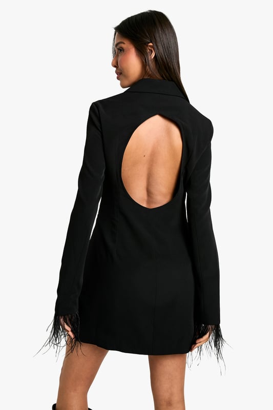 Dresses are the most-wanted wardrobe item for day-to-night dressing. From cool-tone whites to block brights, we've got the everyday skater dresses and party-ready bodycon styles that are perfect for transitioning from day to play. Minis, midis and maxis are our motto, with classic jersey always genius and printed cami dresses the season's killer cut - add skyscraper heels for a seriously statement look. Dress up or down in style with boohoo.