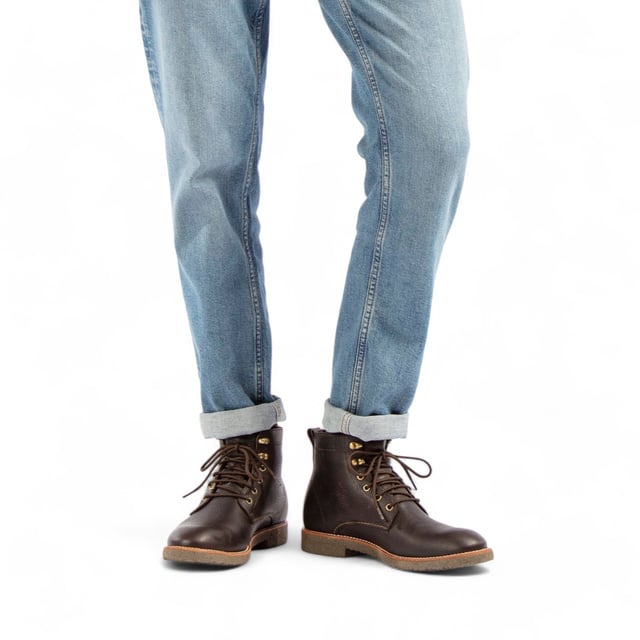 Die braunen Herren-Stiefeletten Glasgow Gtx C2 von Panama Jack sind die perfekte Kombination aus Stil, Komfort und Haltbarkeit. Diese Stiefel bestehen aus wasserfestem, braun geöltem Nappaleder und sind so gebaut, dass sie den Elementen standhalten. Das Gore-Tex®-Futter sorgt für atmungsaktive, Wasserdichter Schutz, während die herausnehmbare anatomische Innensohle individuellen Komfort und Halt bietet. Mit einer flexiblen und langlebigen TPU-Gummisohle sind diese Stiefel ideal für den ganzen Tag. Mit einem Schnürverschluss für einen sicheren Sitz, einer Schafthöhe von 15 cm Mit einer Absatzhöhe von 3 cm bieten sie ein schlichtes und funktionales Design.

Merkmale:

Wasserdichtes braunes geöltes Nappaleder
Gore-Tex®-Futter für atmungsaktiven, wasserdichten Schutz
Herausnehmbare anatomische Innensohle
Flexible und langlebige TPU-Gummisohle
Schnürverschluss für sicheren Sitz
Schafthöhe: 15 cm
Absatzhöhe: 3 cm
100 % hergestellt in Spanien.