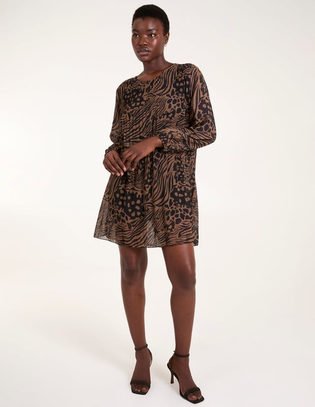 You will never lose your confidence when you step out of your house with this Long Sleeve Pleated Dress. Not only it's made of fabrics that give this dress durability and elasticity, but it also has a lovely loose silhouette for you to show off your figure, a v neckline that will make this dress look great with strappy heels. A mini length that adds elegance to this dress and makes it the perfect choice for party season or an evening out.    
