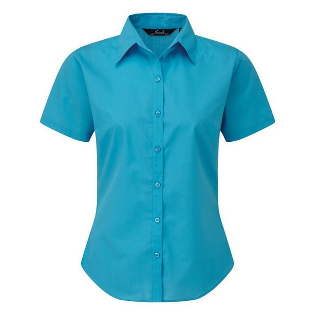Zachte kraag styling. Afgeronde onderzijde. Uitgeruste styling met bustdarts en rugpijltjes. Easycare stof, korte mouwen. Geparelmoerde knoppen op lichtblauw en wit. Zelfkleurige knoppen op overige. Stof 65% Polyester, 35% Katoen. Gewicht 105 gsm.
