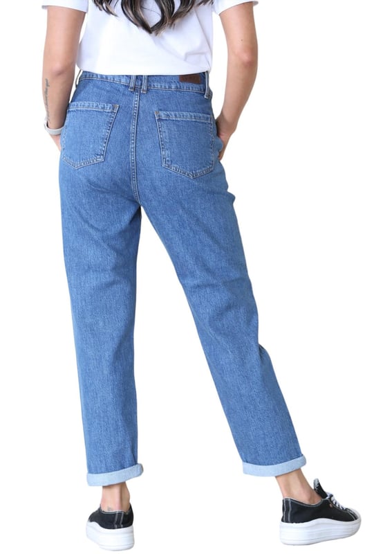 MYT Womens Boyfriend Jeans zorgen voor een perfecte pasvorm voor mensen met een rond figuur. - High Waisted met plooien aan de voorkant en Gemaakt van denim van hoge kwaliteit, deze jeans is ontworpen om veelvuldig dragen en thee te weerstaan. - - . Relaxed Fit Tapered Legs Met een klassiek boyfriend jeans silhouet kan deze jeans zowel omhoog als omlaag gekleed worden voor verschillende gelegenheden. - - .  Deze jeans is baggy aan de bovenkant met brede taille en taps toelopend op de benen. - - . Over het algemeen in goede staat, er zitten wat losse draadjes aan de randen van de knoopsgaten. - - .   Maat 10 is 28 inch in de taille. - - . . . - - .   Maat 12 is 30 inch in de taille. - - . . . - - .   Maat 14 is 32 inch in de taille. - - . . . - - .   Maat 16 is 34 inch in de taille. - - . . . - - .   Maat 18 is 36 inch in de taille. - - . . . - - .   Maat 20 is 38 inch in de taille. - - . . - - . Maat 22 is 40 inch in de taille. - - . . . - - . Maat 24 is 42 inch in de taille. - - . . . - - .