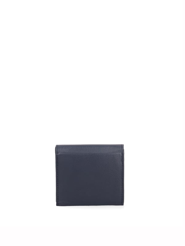 Cartera de hombre. El cierre es con botón de presión. Los bolsillos internos son tarjeteros y porta billetes. Los bolsillos externos son uno frontal con botón magnético. Falta la correa para el hombro. Falta el mango. Hay un compartimento interno. El material exterior es 100% Piel Auténtica. Internamente está forrado en piel auténtica. Medidas: 10x9x2,5 cm. Producto de moda