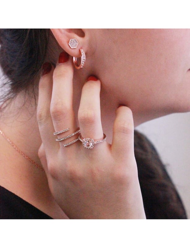 Framgång garanteras för vår Cushy-ring och dess österrikiska kristaller av hög kvalitet. Den eleganta designen har en glittrande finish och är perfekt för att försköna din stil och ge en skimrande touch av glamour till din look.