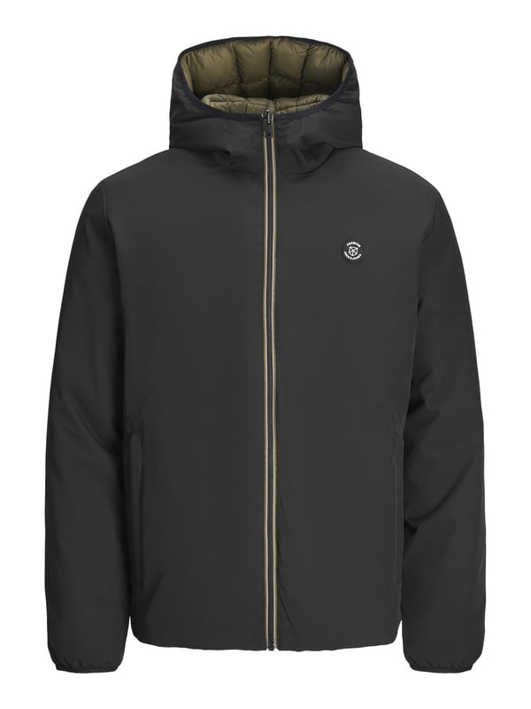 Tauchen Sie ein in den urbanen Stil mit unserer vielseitigen Wendejacke für Herren. Ein Kleidungsstück, zwei Looks: eine Seite glatt für einen schicken Look, die andere Seite mit Steppoptik für einen lässigen Touch. Die reguläre Passform sorgt für einen bequemen Sitz, während die hochgeschlossene Kapuze zusätzlichen Schutz bietet. Mit einem durchgehenden Reißverschluss und seitlichen Reißverschlusstaschen ist die Jacke praktisch und modisch zugleich. Die elastischen Bündchen halten die Kälte draußen und sorgen für einen perfekten Sitz. Abgerundet wird das Design durch ein Label-Patch, das für dezenten Charme sorgt.