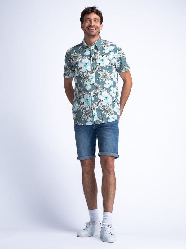 Kurzarm-Hemd mit normaler Passform. Dieses Hemd hat ein botanisches Allover-Muster, einen klassischen Kragen, einen Knopfverschluss und eine Brusttasche. Du schwankst zwischen zwei Größen? Nimm die größere Größe! Kurzarm-HemdBotanischer Allover-PrintNormale PassformKlassischer KragenKnopfverschluss55 % Baumwolle, 45 % LyocellDas Model ist 191 cm groß und trägt Größe L.
