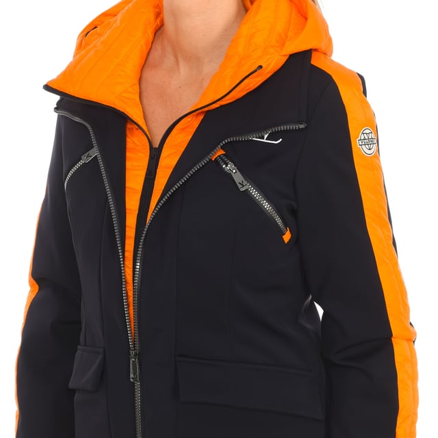 Ski jacket Vuarnet.
 High collar with hood.
 Double zipper closure.
 Two pockets with zipper closure on upper sides.
 Two pockets with zipper closure and buttons on the lower sides.
 One internal zipper pocket.
 Zipper cuffs.
 Brand insignia on the upper side.
 Brand print on the sleeve.
 Seams seen in tone.
 Composition: 82% Polyamide, 18% Elastane
 Care:
Wash at maximum temperature 30º.
 Iron at low temperature.
 Dry at low temperature.
 Do not use bleach.
 Do not dry clean.