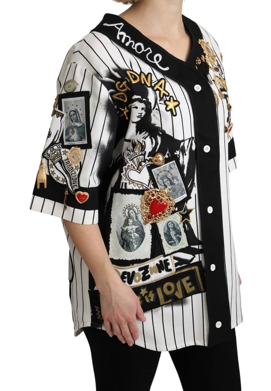 100% auténtico y completamente nuevo con etiquetas  
Hecho en Italia  
Cuello en V y mangas cortas  
Cierre completo con botones  
Diseño a rayas en blanco y negro  
Charms dorados con embellishments de cristal  
Motivos de Amore y Religion  
Detalles del logo  
Elaborado con 99% algodón y 1% elastano  
Material: 99% Algodón 1% Elastano