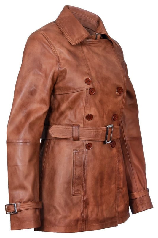 Treffen Sie zeitlose Eleganz mit unserem klassischen Trenchcoat. Dieses zweireihige Meisterwerk zeigt die ikonischen Merkmale, die den Trenchcoat-Stil ausmachen. Sein traditioneller Drei-Knopf-Verschluss führt zu einem gekerbten Kragen, der mit einer Schnalle gesichert werden kann und für zusätzliche Wärme an einen klassischen Hemdkragen erinnert. Die längere Länge der Jacke bietet zusätzlichen Schutz vor Kälte und macht sie zu einem vielseitigen Must-have für die Wintergarderobe. Wichtige Designelemente:  Hergestellt Aus 100 % hochwertigem, ultraweichem Nappaleder für unübertroffene Qualität und Komfort. Klassischer Trenchcoat-Stil mit zweireihigem Design und Knopfverschluss. Verstellbarer Bindegürtel und Riemen an der Bündchen sorgen für eine maßgeschneiderte Passform, die sich Ihrer Figur anpasst. Eingekerbter Kragen mit Schnalle für zusätzlichen Stil und Wärme. Zwei diskrete Handwärmtaschen an der Taille bieten praktischen Stauraum.  Dieser Trenchcoat kombiniert mühelos zeitlosen Stil mit Funktionalität und macht ihn zu einem Must-have für alle, die klassische Mode und Schutz vor den Elementen schätzen. Werten Sie Ihre Garderobe mit diesem ikonischen Stück auf.
