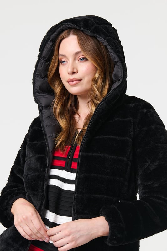 Get twice the use from this reversible jacket! It has a faux fur texture on one side and a smooth material on the other side. The padded puffer material is such to keep you comfortable even in the cold - and the faux fur side is ideal for special occasions thanks to its glamorous look. This must-have jacket also has pockets, a zip fastener and a hood.